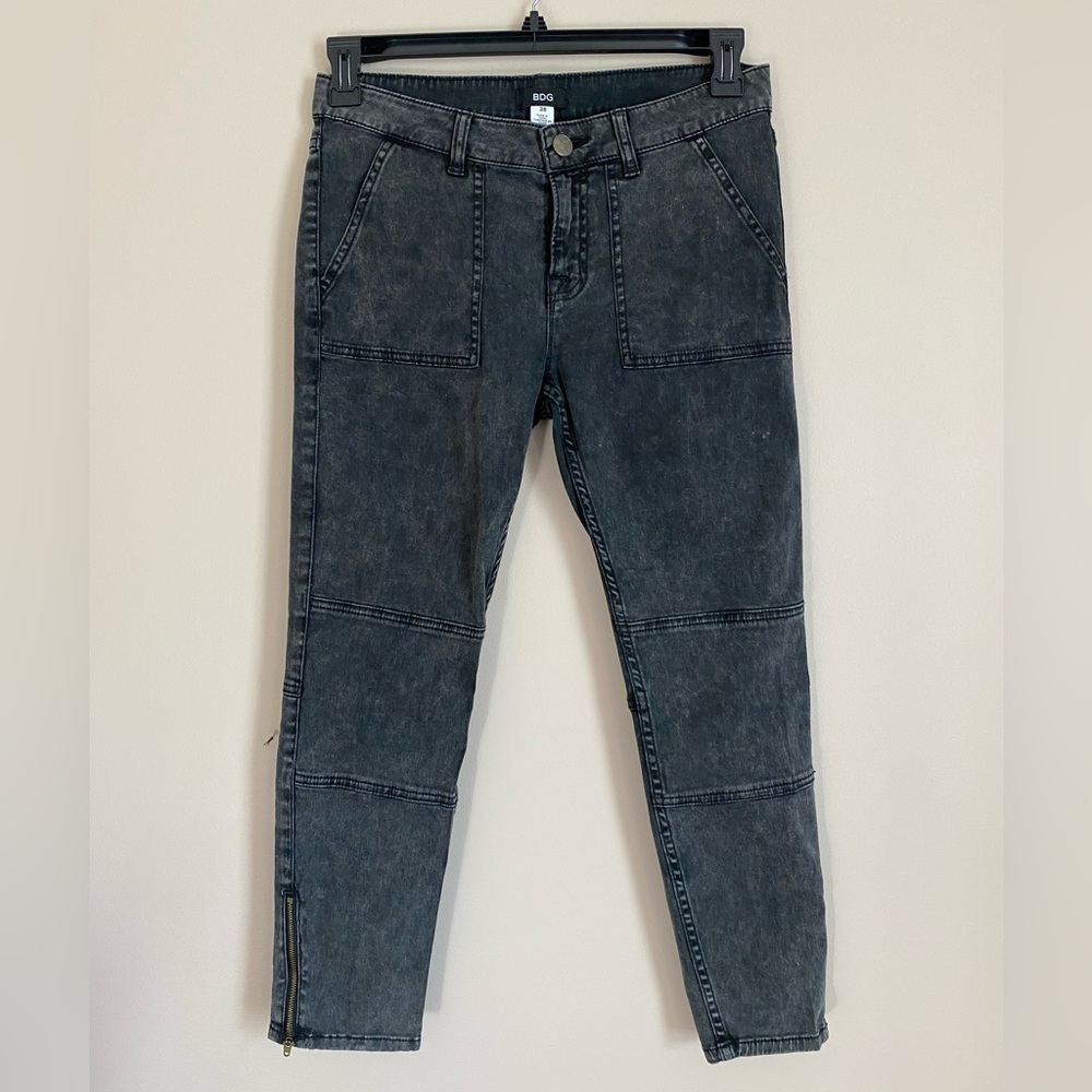 BDG Cropped Skinny Pant with Zipper Hem Size 28 with 25.25” Inseam